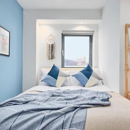 Large Duplex Penthouse - Parking Apartment Лийдс Екстериор снимка