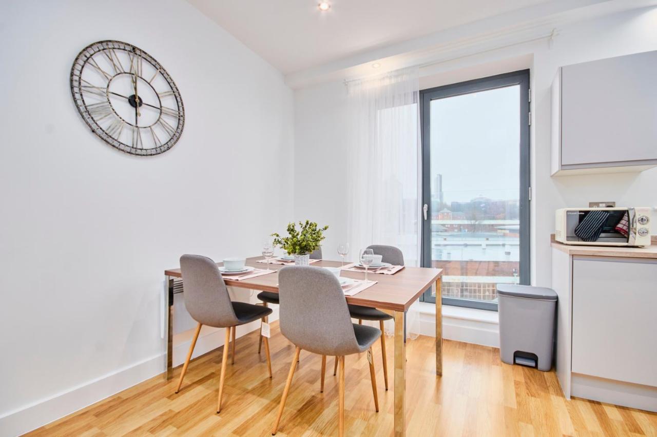 Large Duplex Penthouse - Parking Apartment Лийдс Екстериор снимка