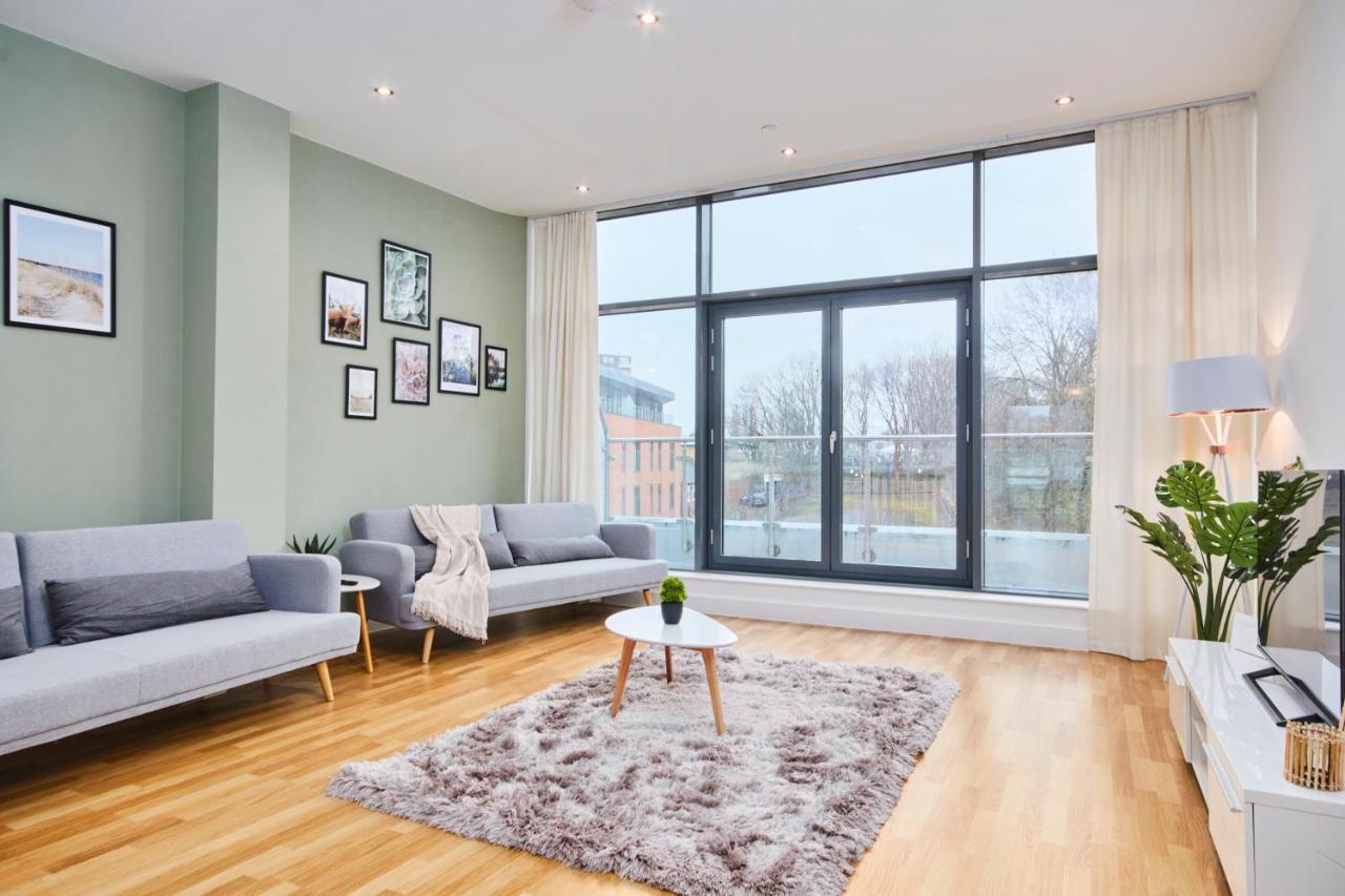 Large Duplex Penthouse - Parking Apartment Лийдс Екстериор снимка