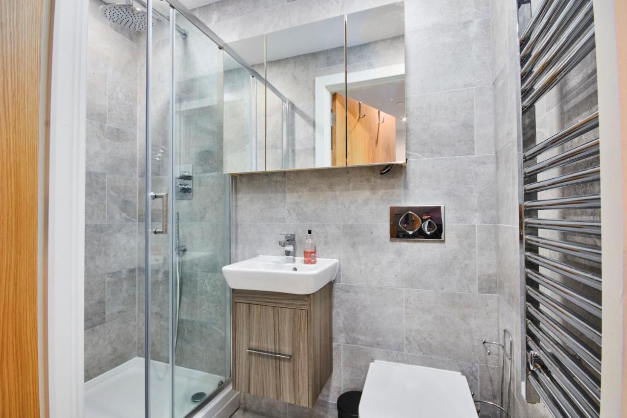 Large Duplex Penthouse - Parking Apartment Лийдс Екстериор снимка
